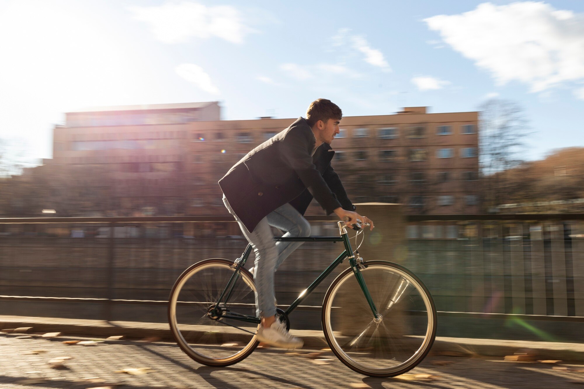 Ciclista urbano en movimiento
